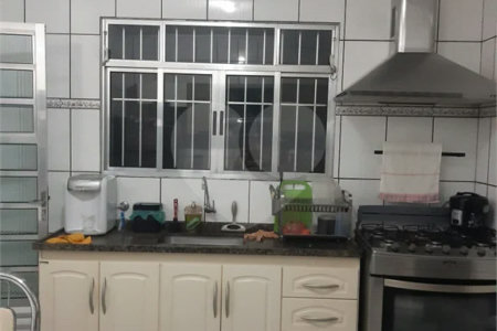 Casa com 250m², 4 dormitórios, 2 vagas.