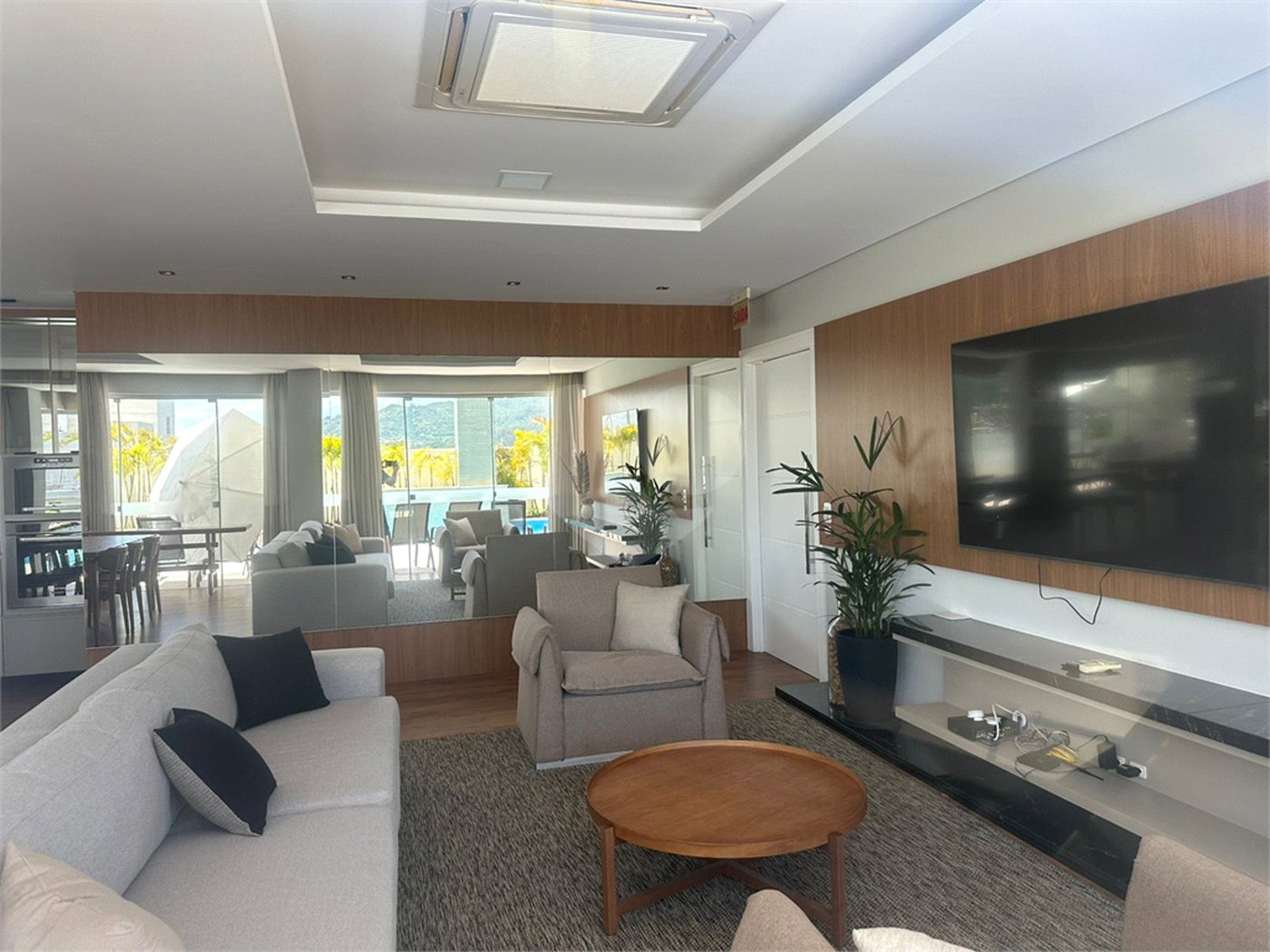 Apartamento à venda ou para alugar com 2 suítes em Itacorubi, Florianópolis, SC
