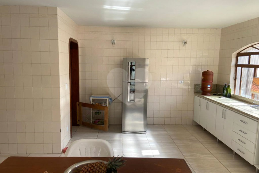 Casa à venda com 5 quartos, sendo 4 suítes, no condomínio Vilarejo Estoril, Mairiporã - SP