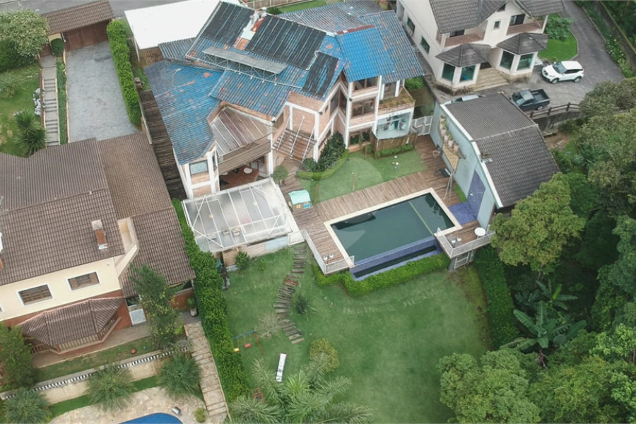Casa à venda com 4 quartos, sendo 3 suítes, no condomínio Alpes da Cantareira, Mairiporã - SP