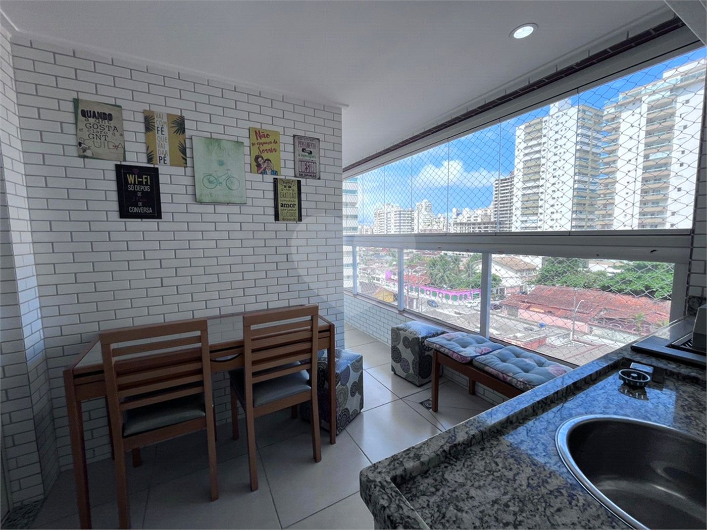 Apartamento à venda com 2 quartos, sendo 1 suíte, em Guilhermina, Praia Grande, SP