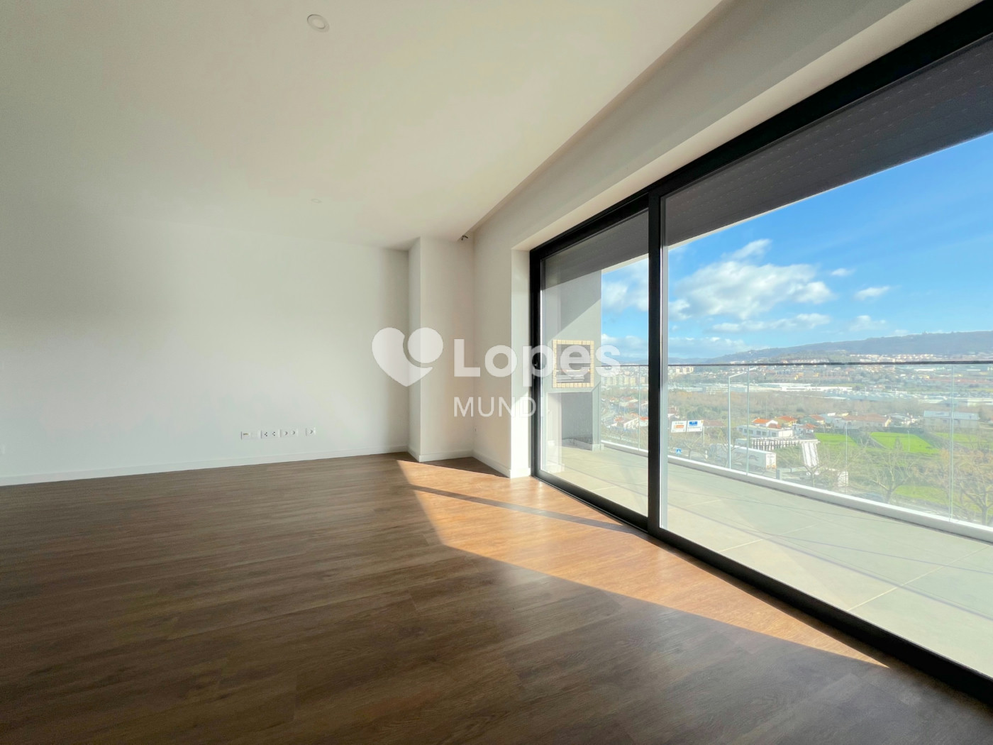 Apartamento T2 à venda em Águas Santas, Maia, Portugal – Varanda e garagem