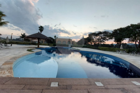 Casa à venda com 4 suítes no condomínio Figueira Garden, Atibaia - SP