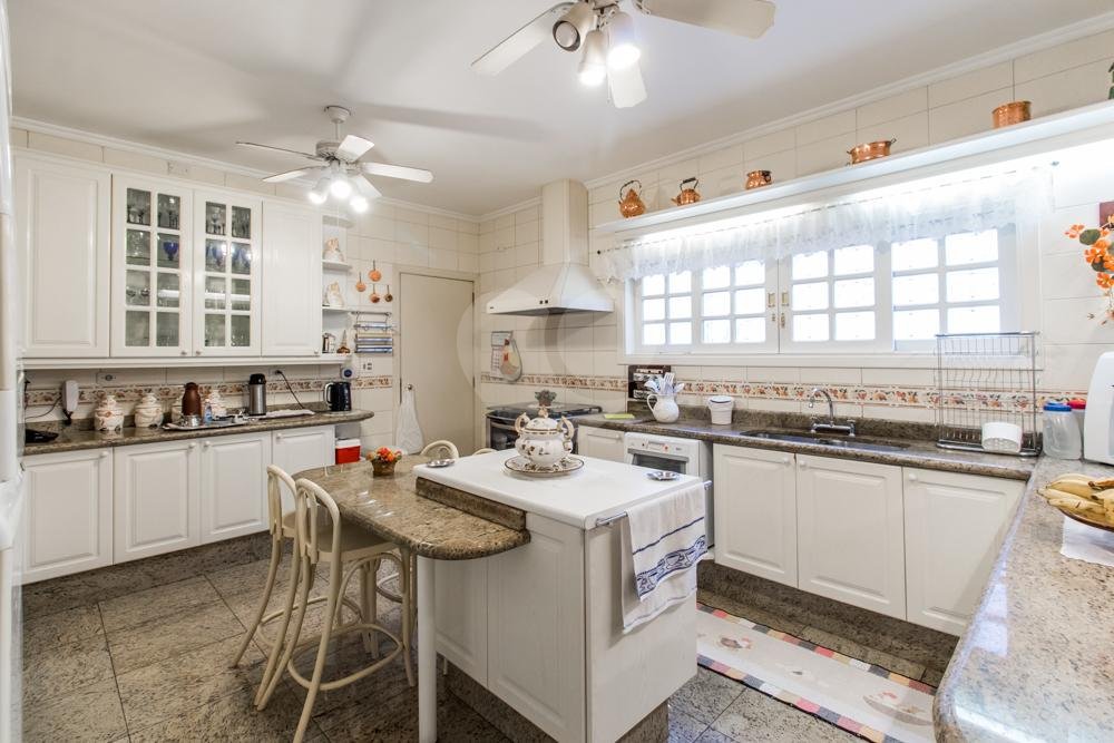 Casa à venda com 5 quartos, sendo 3 suítes, em Alto da Boa Vista, São Paulo, SP