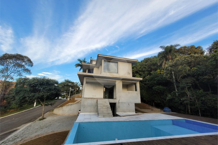 Casa à venda com 6 quartos, sendo 4 suítes, no condomínio Suíça da Cantareira, Mairiporã - SP