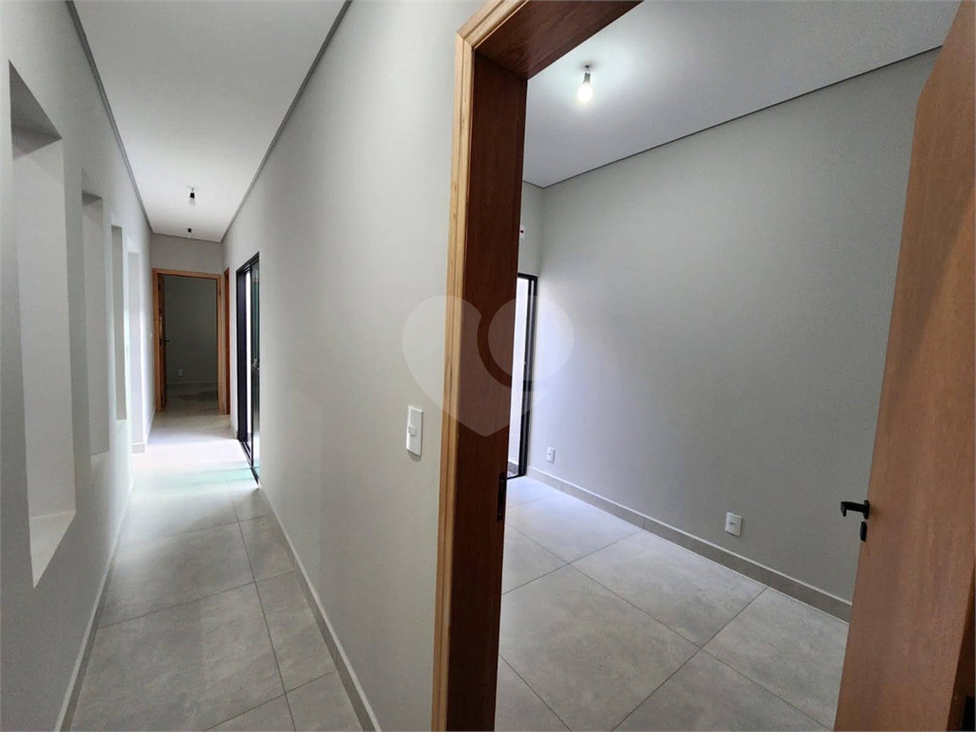Casa à venda com 3 quartos, sendo 1 suíte, no condomínio Santinon, Sorocaba - SP