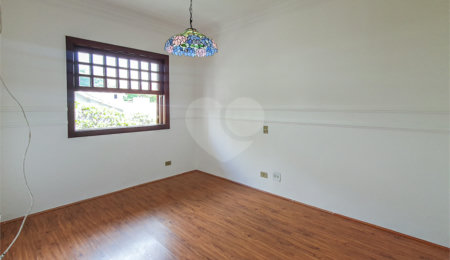 Casa à venda com 4 quartos, sendo 3 suítes,  no condomínio Vila das Flores, São Paulo - SP