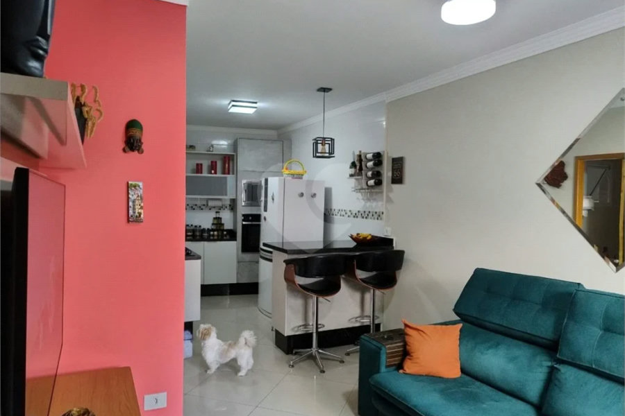 Vende-se Sobrado com 2 Suítes em Condomínio Fechado – Vila Ré