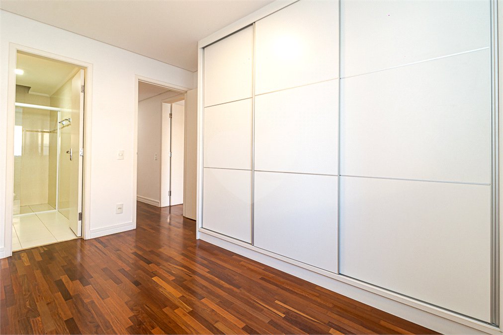 Casa à venda com 4 quartos, sendo 2 suítes, no condomínio Vila das Andorinhas, São Paulo - SP