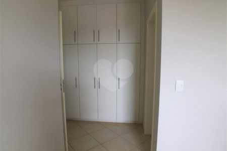 Casa à venda ou para alugar com 3 suítes no condomínio Recanto dos Paturis, Vinhedo - SP