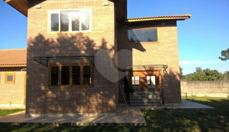 Casa à venda ou para alugar com 3 suítes no condomínio Vilarejo Estoril, Mairiporã - SP