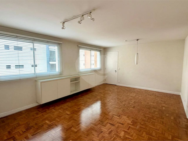 Apartamento à venda com 3 quartos, sendo 1 suíte,  em Moema, São Paulo, SP