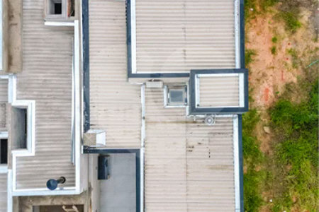 Indaiatuba - Jardim Bom sucesso - Área total: 150m² - Área construída: 115m² - 3 dormitórios sendo 1 suíte com armário planejado;Sala para dois ambientes; Banheiros com box gabinetes e espelhos; Área gourmet com churrasqueira a carvão e móveis planejados; Lavanderia coberta; Ar condicionado na sala