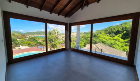 Casa à venda com 8 quartos, sendo 7 suítes,  em Ferradura, Armação dos Búzios, RJ