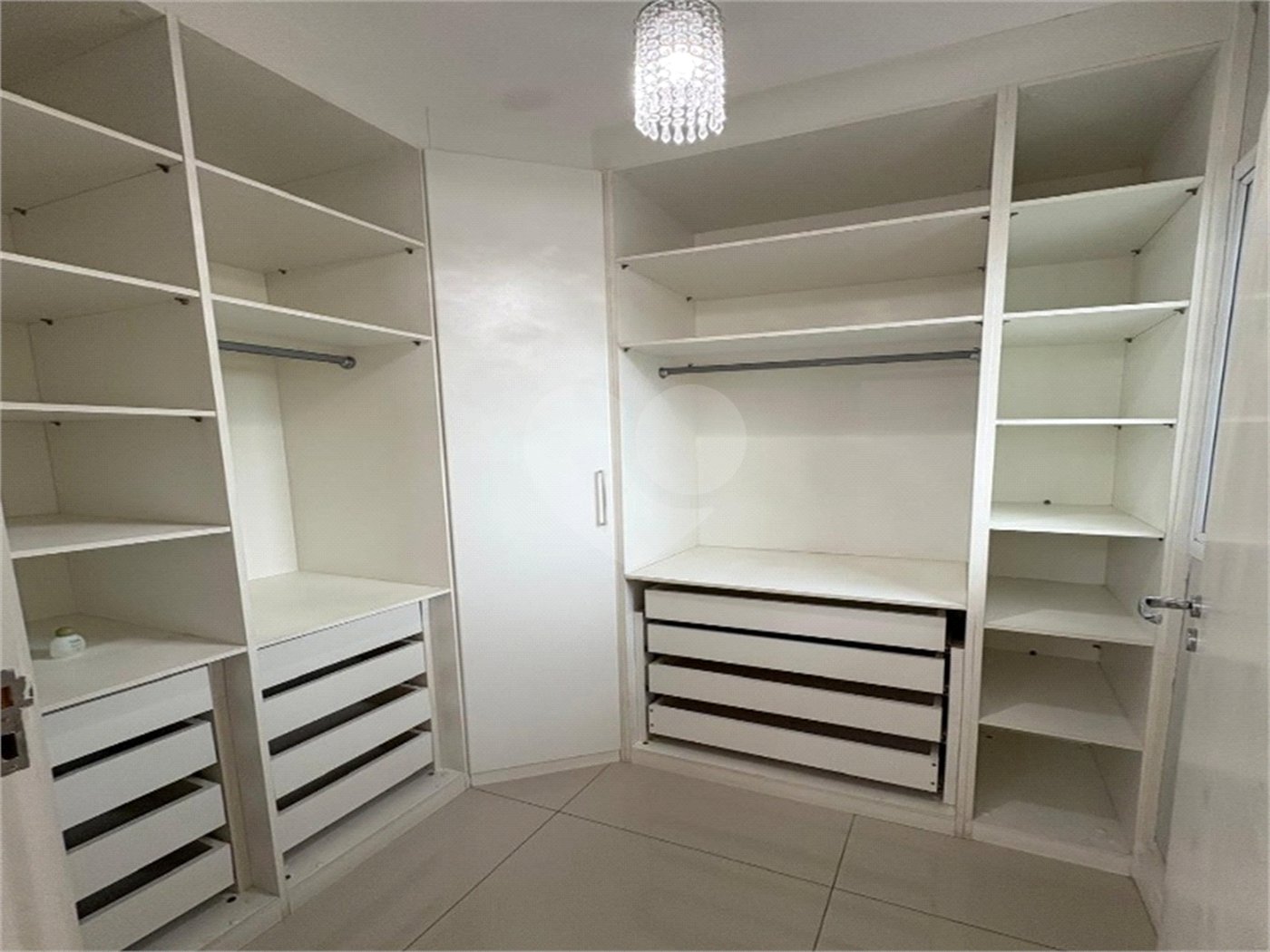 Sobrado à venda ou para alugar com 4 quartos, sendo 3 suítes, em Jardim Pagliato, Sorocaba, SP