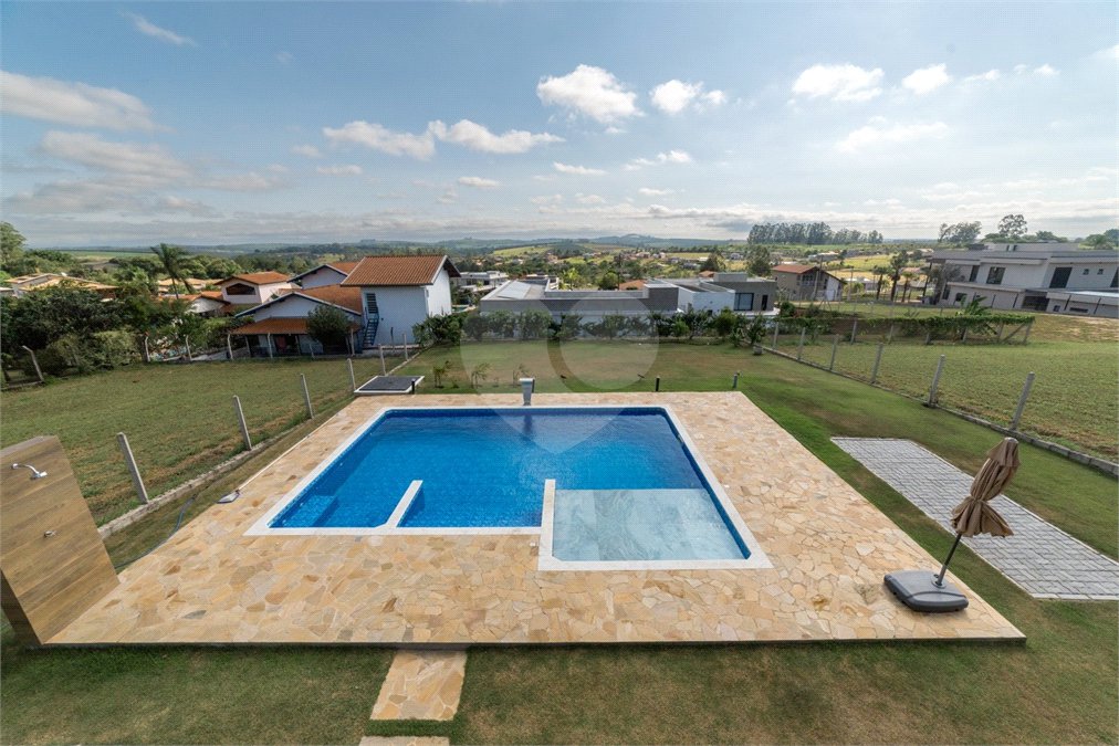 Casa à venda com 4 quartos, sendo 1 suíte, no condomínio Residencial Pinheiros do Lago, Alambari - SP