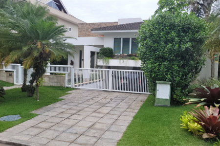 Casa à venda com 4 quartos, sendo 2 suítes, no condomínio Crystal Lake, Rio de Janeiro - RJ