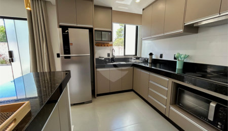 Apartamento à venda com 2 quartos, sendo 1 suíte,  em Taperapuan, Porto Seguro, BA