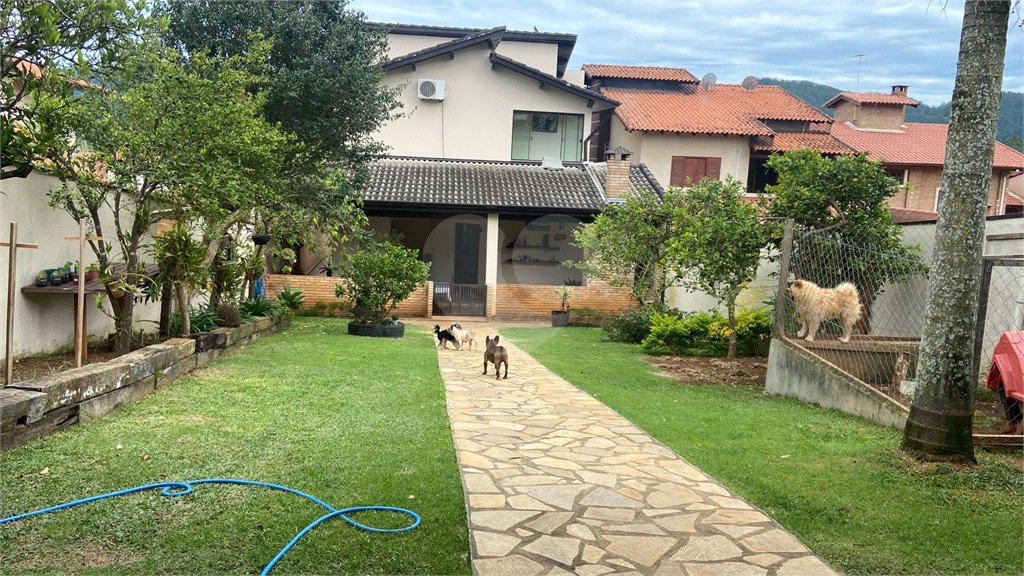 Sobrado à venda com 3 quartos, sendo 1 suíte,  em Vila Suissa, Mogi das Cruzes, SP