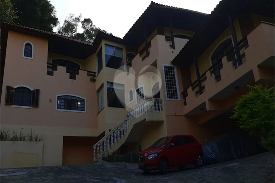 Casa à venda com 6 quartos, sendo 4 suítes, no condomínio Alpes da Cantareira, Mairiporã - SP