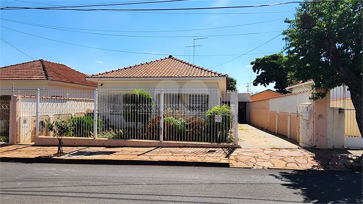 Casa à venda com 3 quartos no Centro, Araraquara, SP