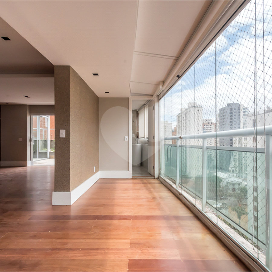 Cobertura de 240m² à venda em Moema - 04 Dorm sendo 02 suítes e 04 vagas.