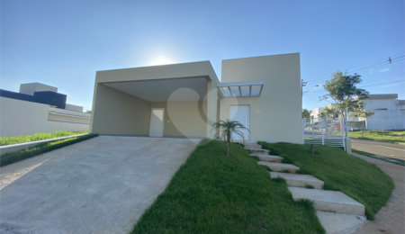 Casa à venda com 3 quartos, sendo 1 suíte, no condomínio Reserva Central Parque, Salto - SP