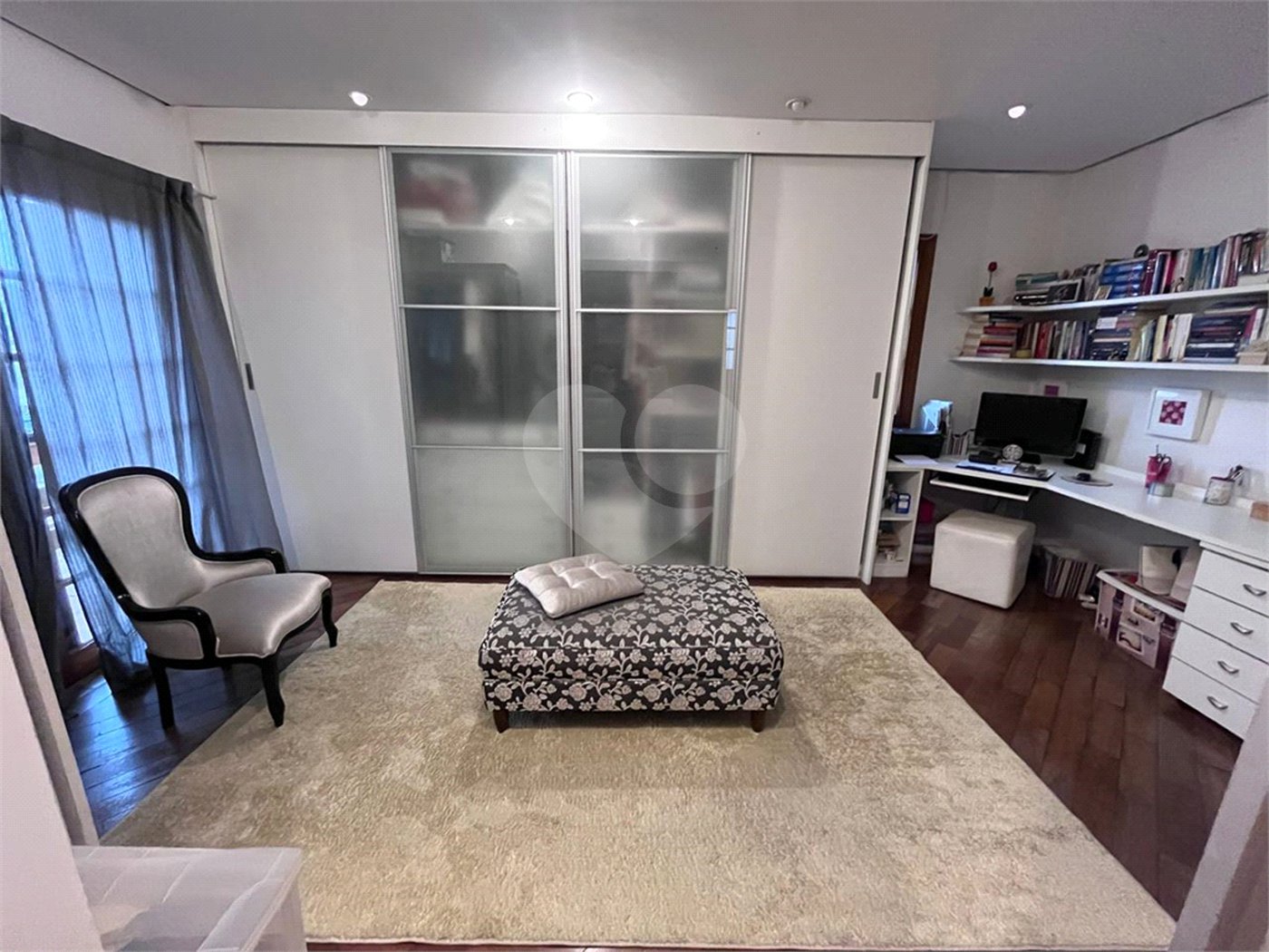Casa à venda com 4 quartos, sendo 2 suítes, no condomínio Jornalista Américo Ariza, São Paulo - SP