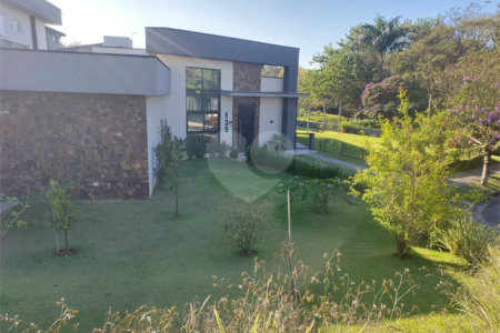Casa à venda com 4 quartos, sendo 2 suítes,  no condomínio Figueira Garden, Atibaia - SP