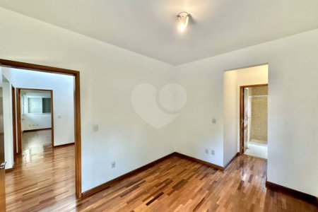 Casa à venda com 4 suítes no condomínio Recanto Impla, Carapicuíba - SP