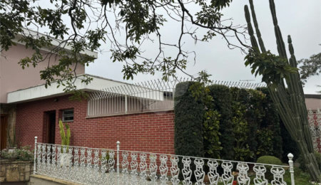 Sobrado à venda com 4 quartos, sendo 3 suítes,  em Interlagos, São Paulo, SP