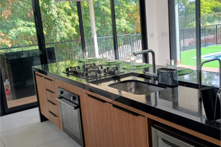 Casa à venda ou para alugar com 4 suítes no Centro, Jambeiro, SP