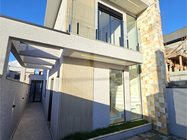 Casa à venda com 3 quartos, sendo 1 suíte,  no condomínio Villas do Jaguari, Santana de Parnaíba - SP
