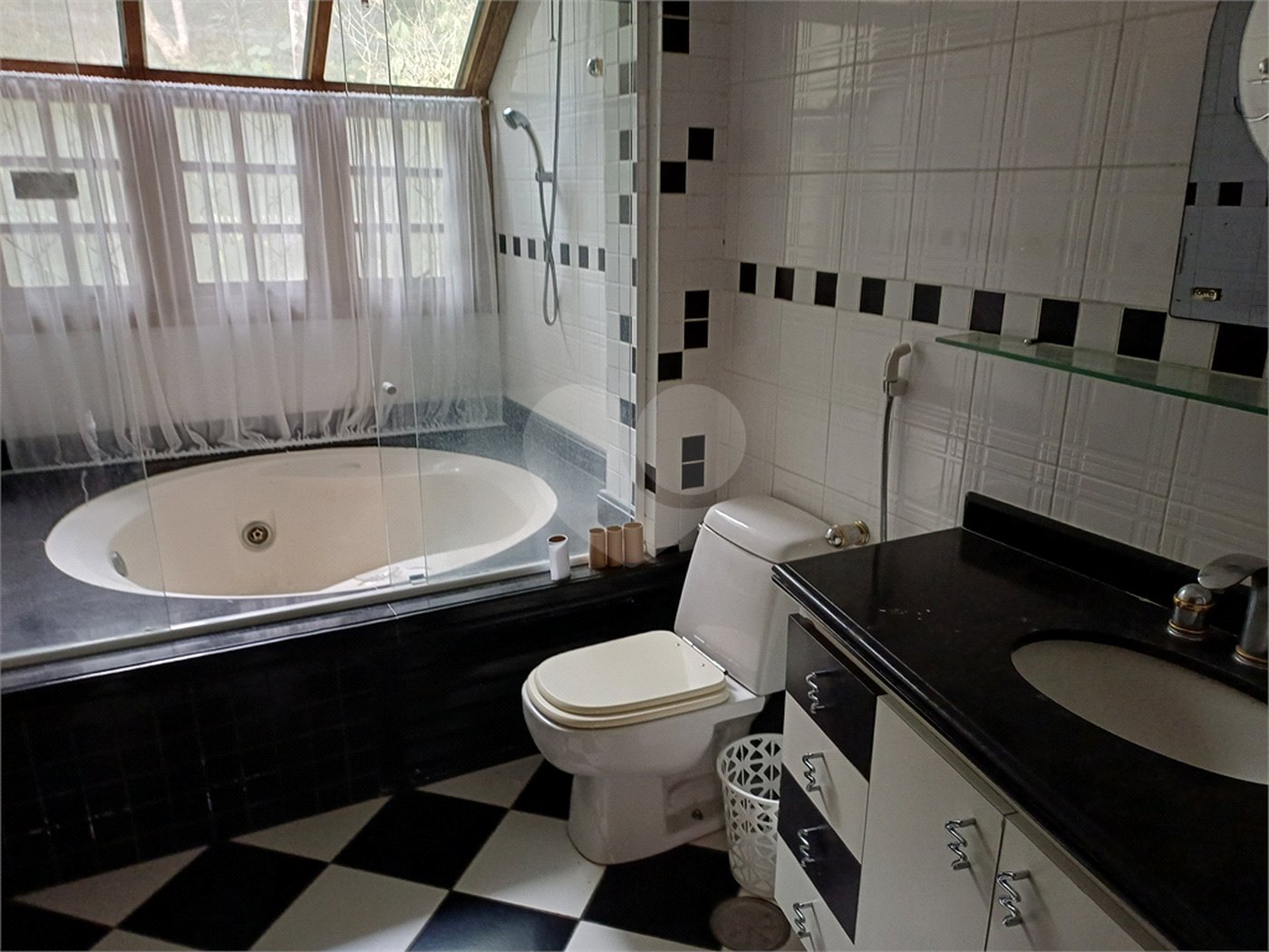 Casa à venda com 4 quartos, sendo 2 suítes, no condomínio Champs Elysees Village, Mairiporã - SP