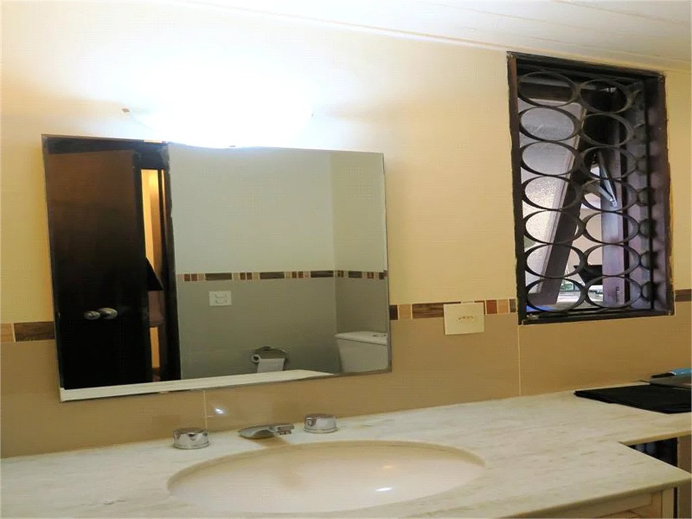 Casa à venda com 4 quartos, sendo 2 suítes,  em Jardim Leonor, São Paulo, SP