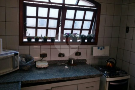 Sobrado à venda com 4 quartos, sendo 1 suíte, em Vila Vitório Mazzei, São Paulo, SP