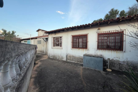 Casa Térrea à venda com 9 quartos, sendo 2 suítes, no condomínio Seranila, Monte Mor - SP