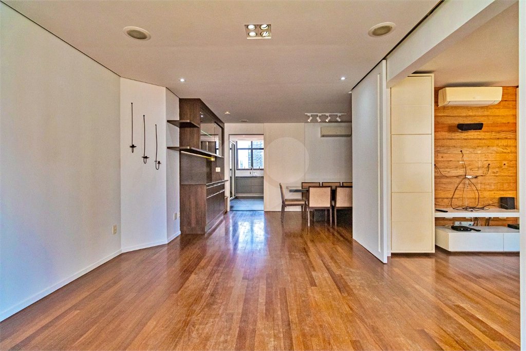 Apartamento à venda com 3 quartos, sendo 1 suíte, em Vila Olímpia, São Paulo, SP