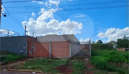 Casa à venda com 3 quartos, sendo 2 suítes,  em Jardim Nova Ponta Porã, Ponta Porã, MS