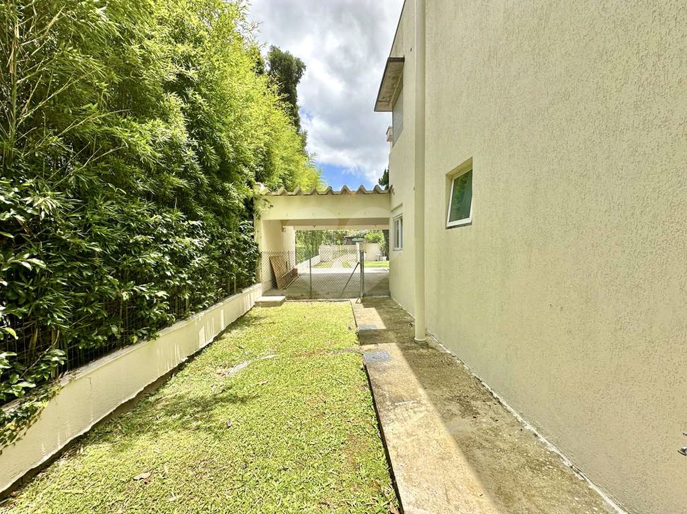 Casa à venda com 4 suítes no condomínio Recanto Impla, Carapicuíba - SP