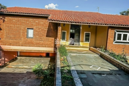 Casa à venda com 4 suítes em Vila Petrópolis, Atibaia, SP
