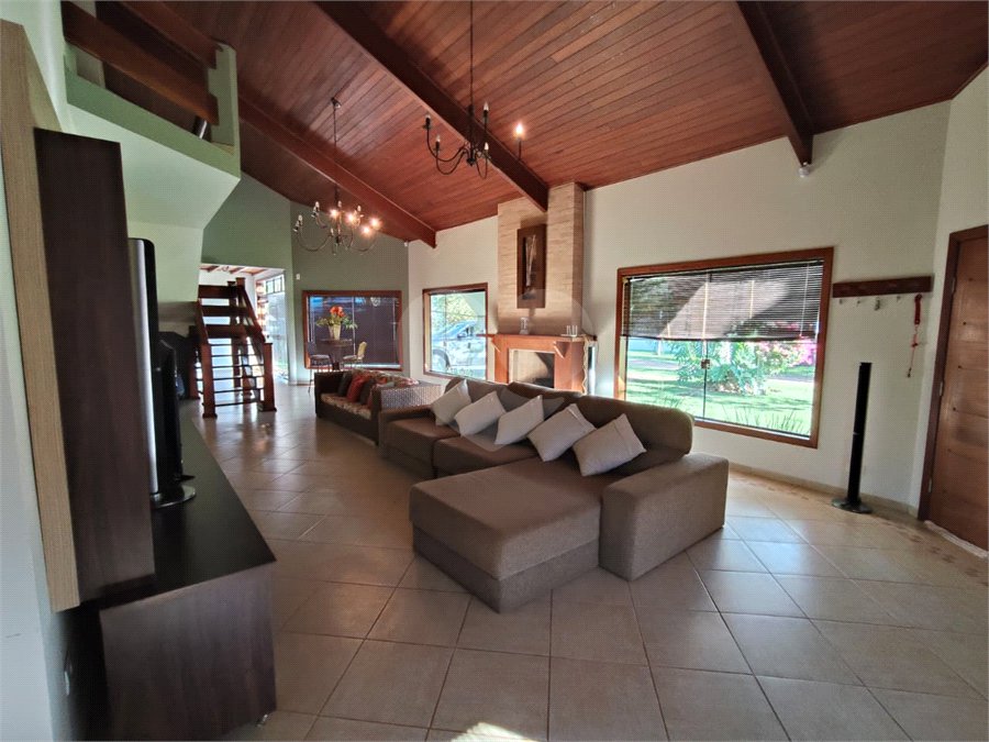 Casa à venda com 7 quartos, sendo 4 suítes, no condomínio Riviera de Santa Cristina XIII, Paranapanema - SP