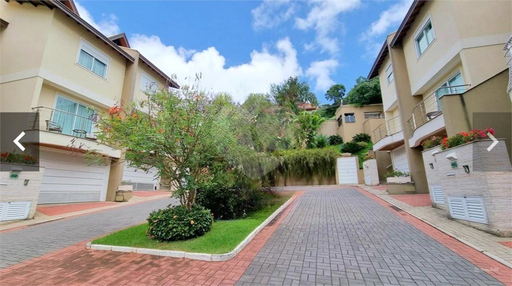 Casa à venda com 3 quartos, sendo 2 suítes, no condomínio Floradas da Serra, São Paulo - SP