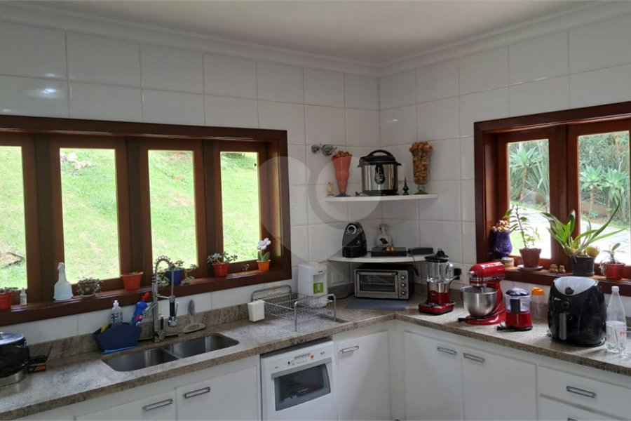 Casa à venda com 6 quartos, sendo 4 suítes, no condomínio Alpes da Cantareira, Mairiporã - SP