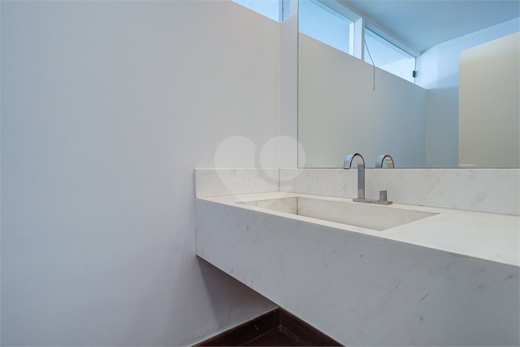 Casa para alugar com 5 quartos, sendo 3 suítes, no condomínio Chácara Flora, São Paulo - SP