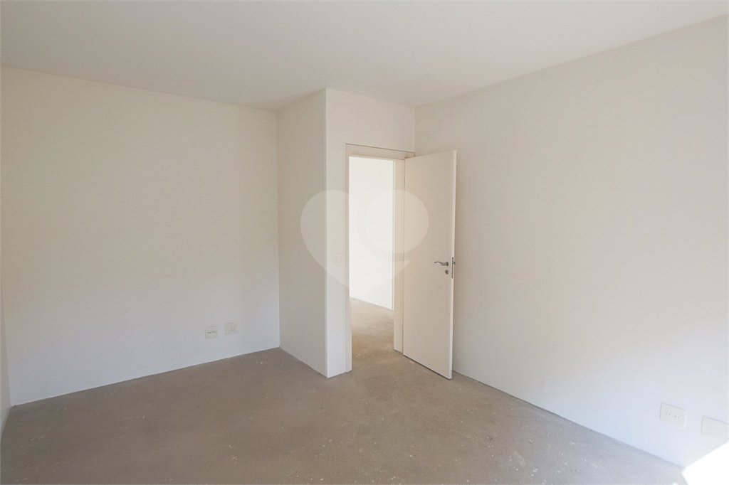 Casa à venda com 4 quartos, sendo 2 suítes, no condomínio Bristol Village, São Paulo - SP