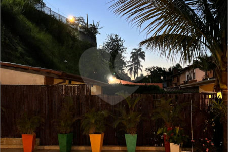 Casa à venda com 4 quartos, sendo 2 suítes, no condomínio Residencial Ypê Branco II, São Paulo - SP