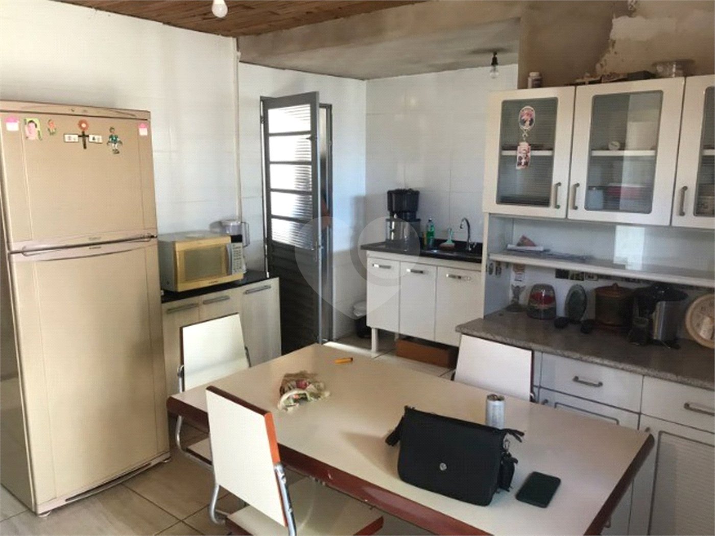 Casa térrea com 3 dormitórios, sendo 1 suíte.