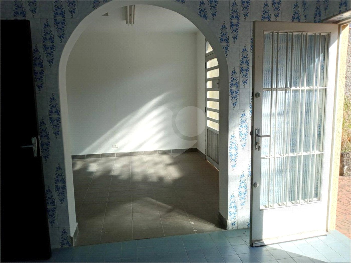 Casa com 4 dormitórios e 4 vagas.