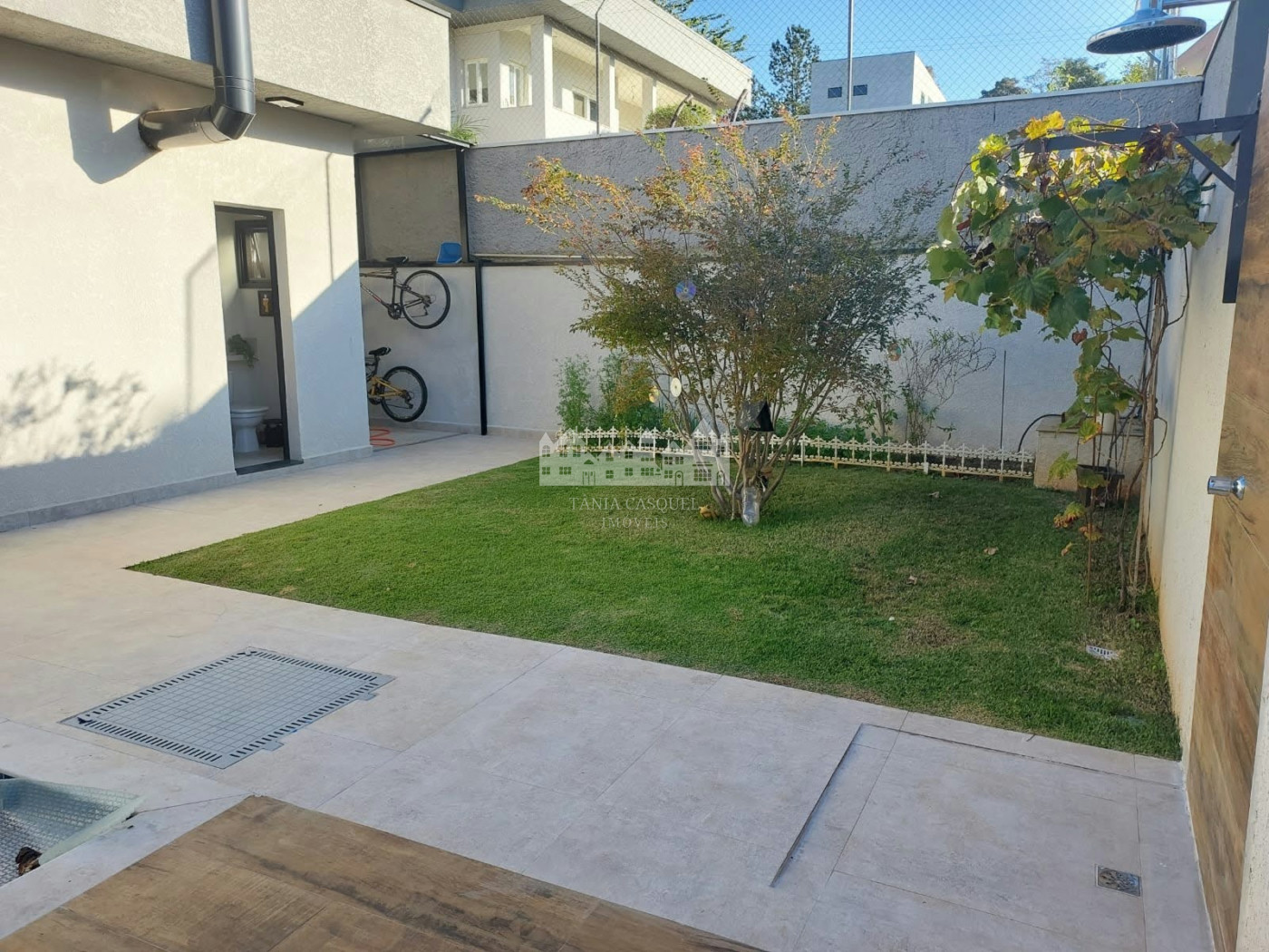 Casa à venda com 4 quartos, sendo 2 suítes,  no condomínio Figueira Garden, Atibaia - SP